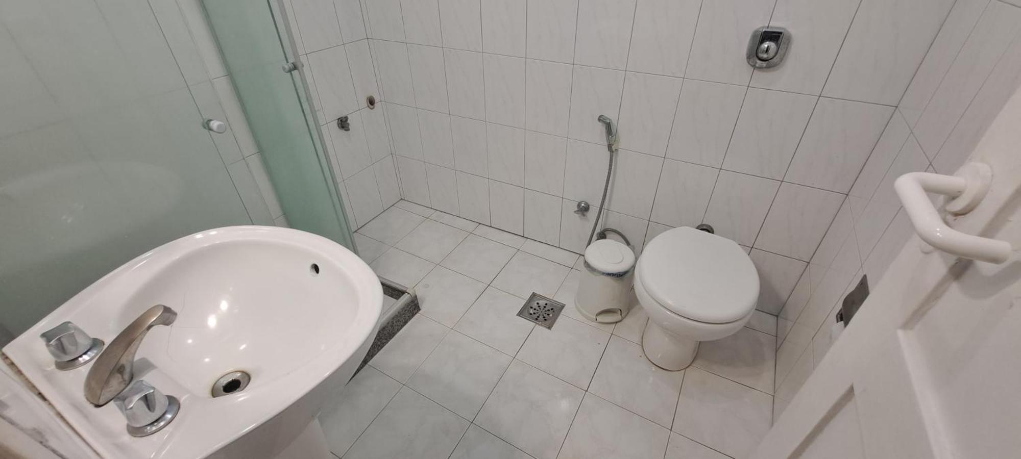 Pleno Centro De Copacabana - A 1 Quadra Da Praia *